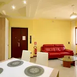 Hc - Clohouse Spacious Flat Апартаменты